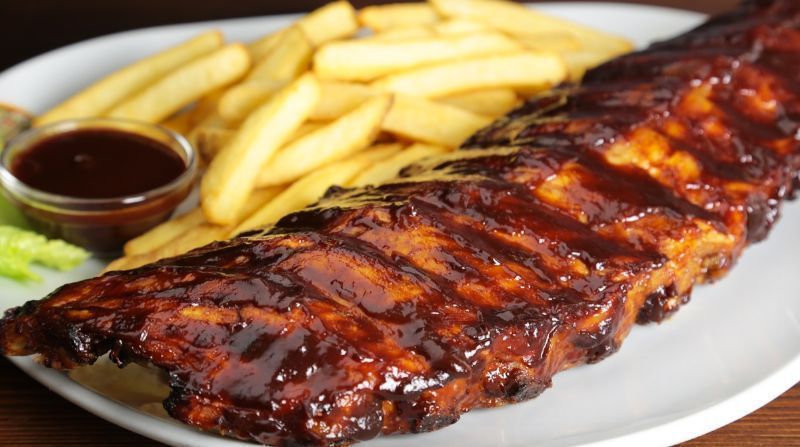 Ribs e patatine Piatti caldi